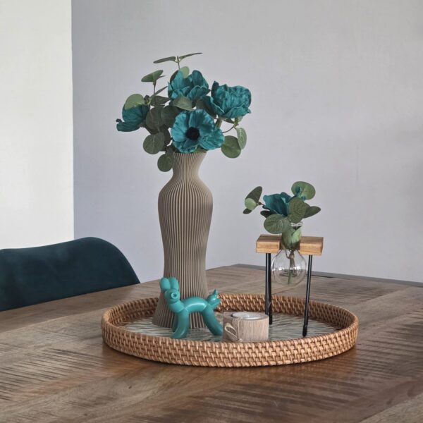 Fleurige Decoratie op een Dienblad. Een Kleurrijke Mix van Stijl en Duurzaamheid