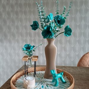 Fleurige Decoratie op een Dienblad. Een Kleurrijke Mix van Stijl en Duurzaamheid