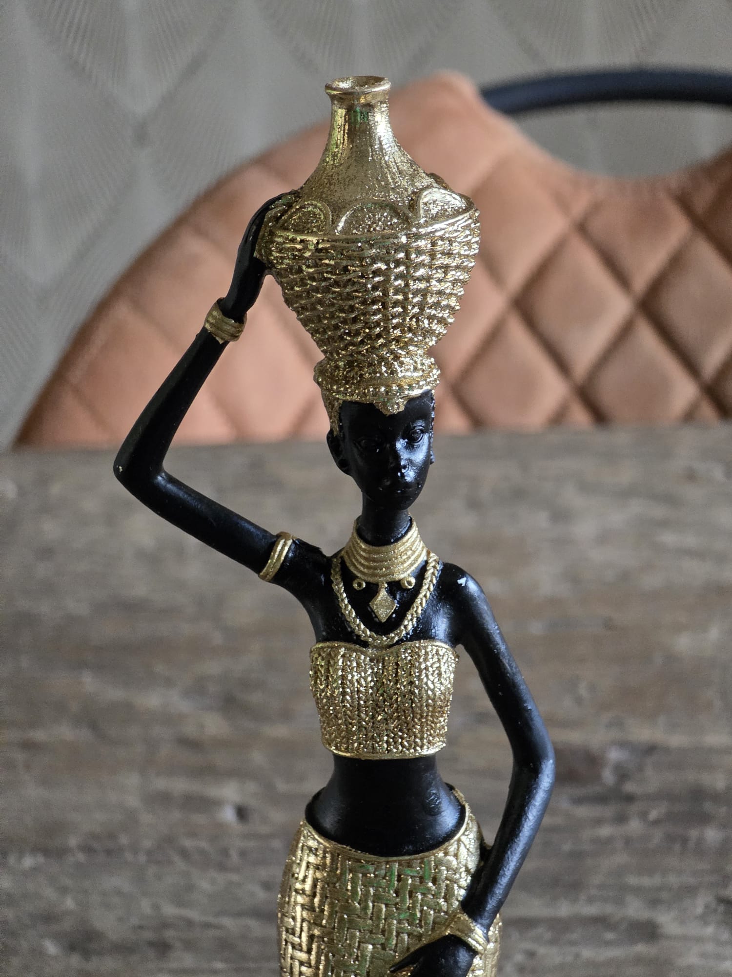Afrikaanse vrouw goud gekleed mand op hoofd 28cm (2) - Fleurig en Mooi