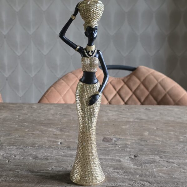 Afrikaanse vrouw gekleed in goud 1