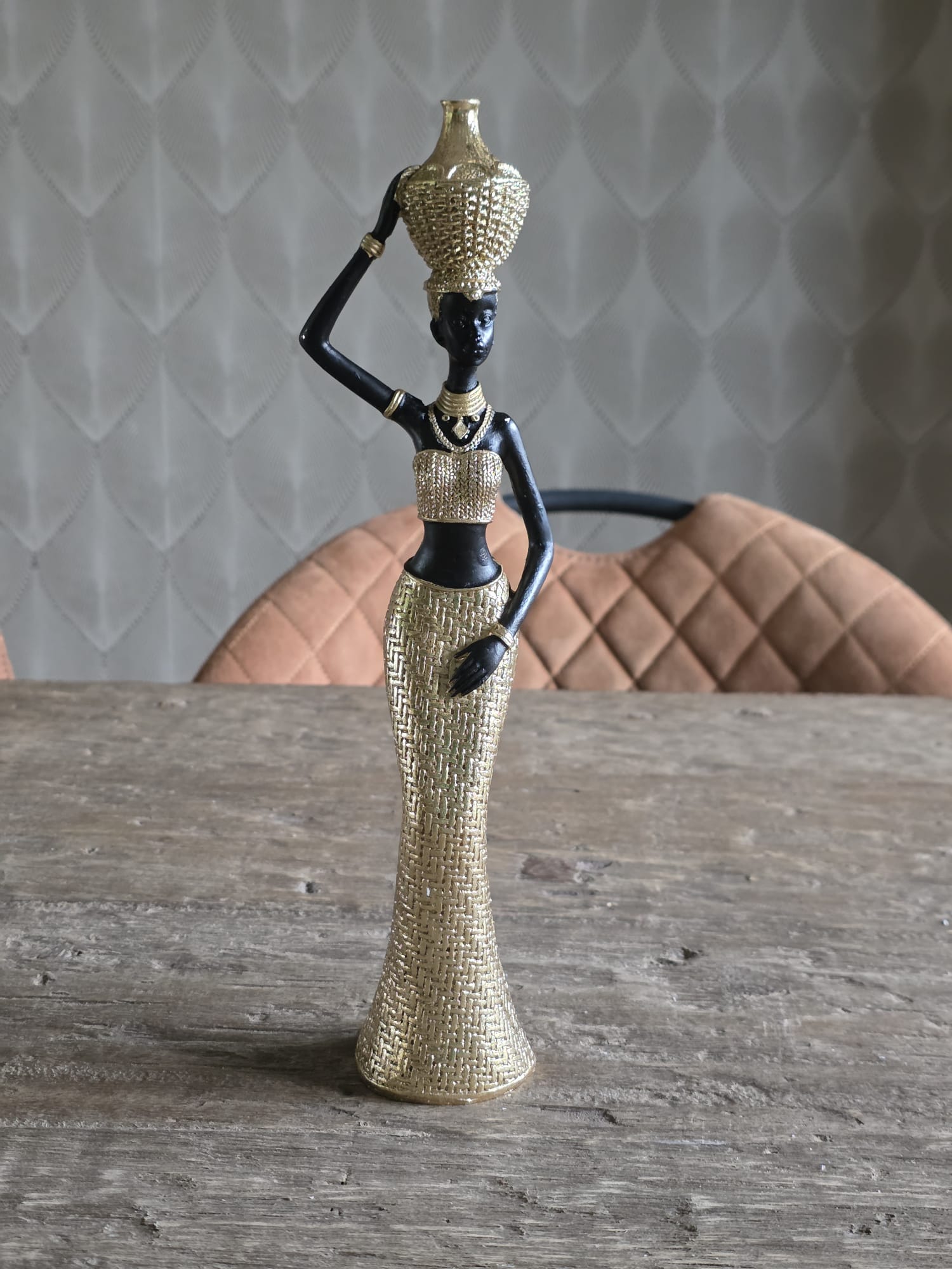 Afrikaanse vrouw goud gekleed mand op hoofd 28cm - Fleurig en Mooi