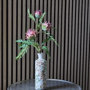 Vintage vaas met oud Rose Protea kunstbloemen