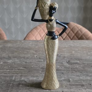 Afrikaanse vrouw gekleed in goud 3