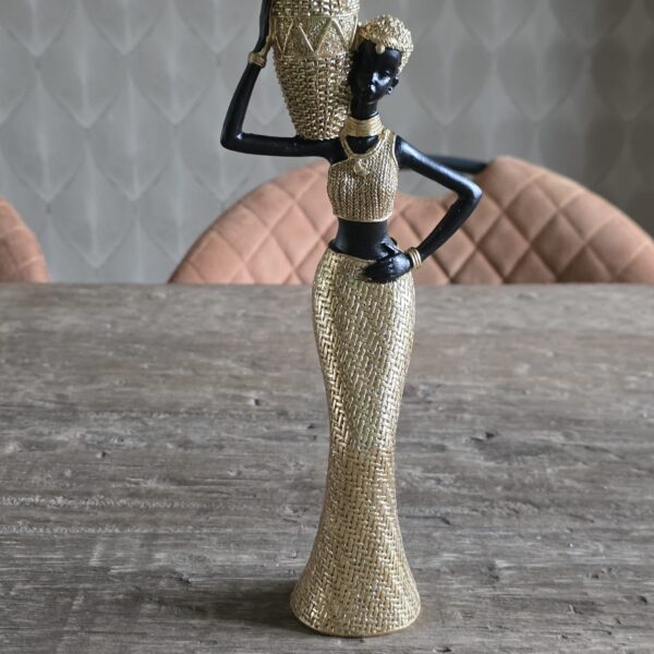 Afrikaanse vrouw gekleed in goud 3