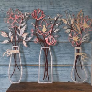 Acryl wanddecoratie van 3 vaasjes met bloemen (krasjes op het acryl)
