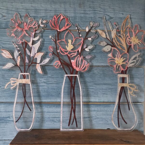 Acryl wanddecoratie van 3 vaasjes met bloemen (krasjes op het acryl)