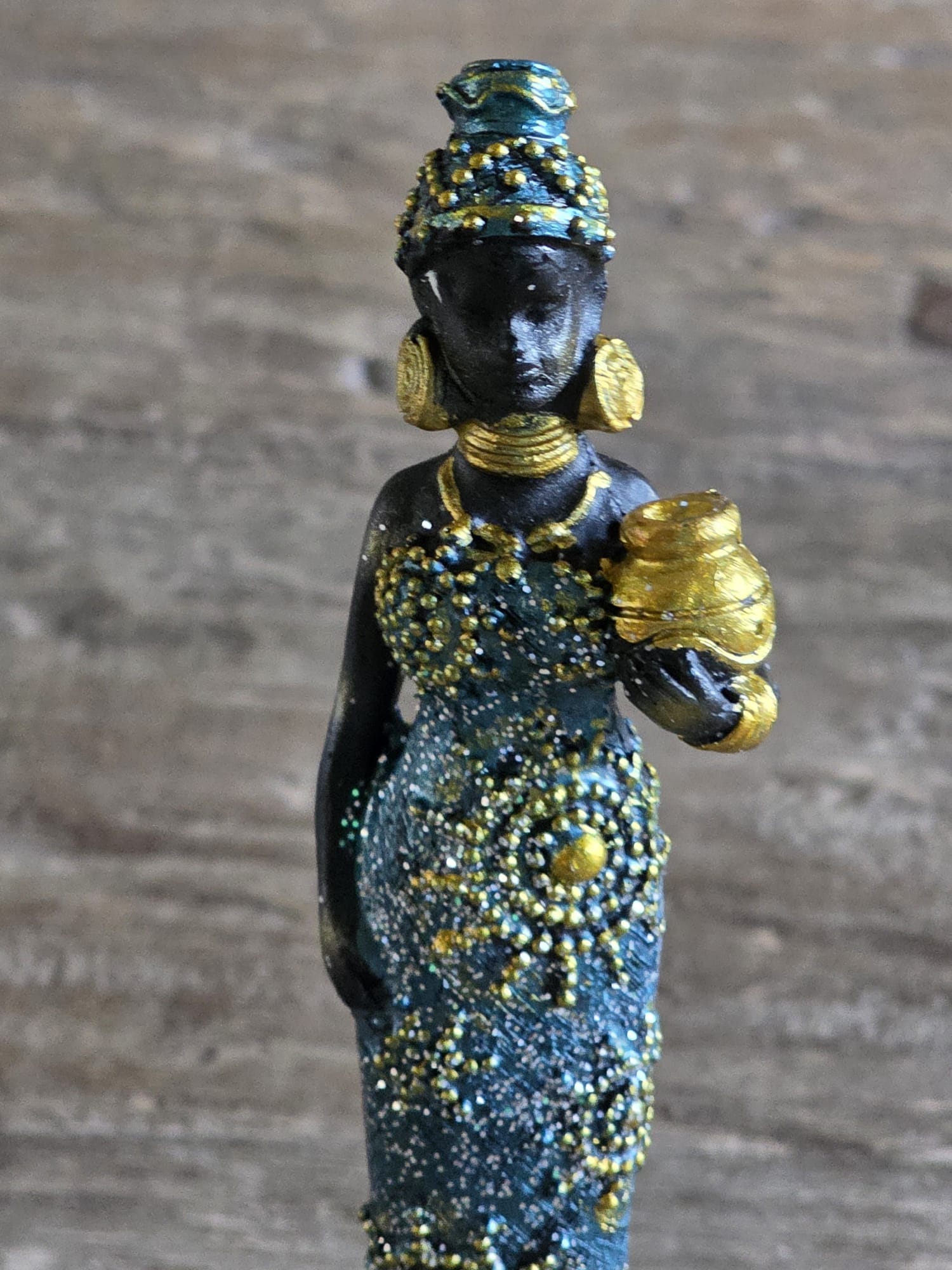 Afrikaanse vrouw glamour blauw h18,6cm 1 - Fleurig en Mooi