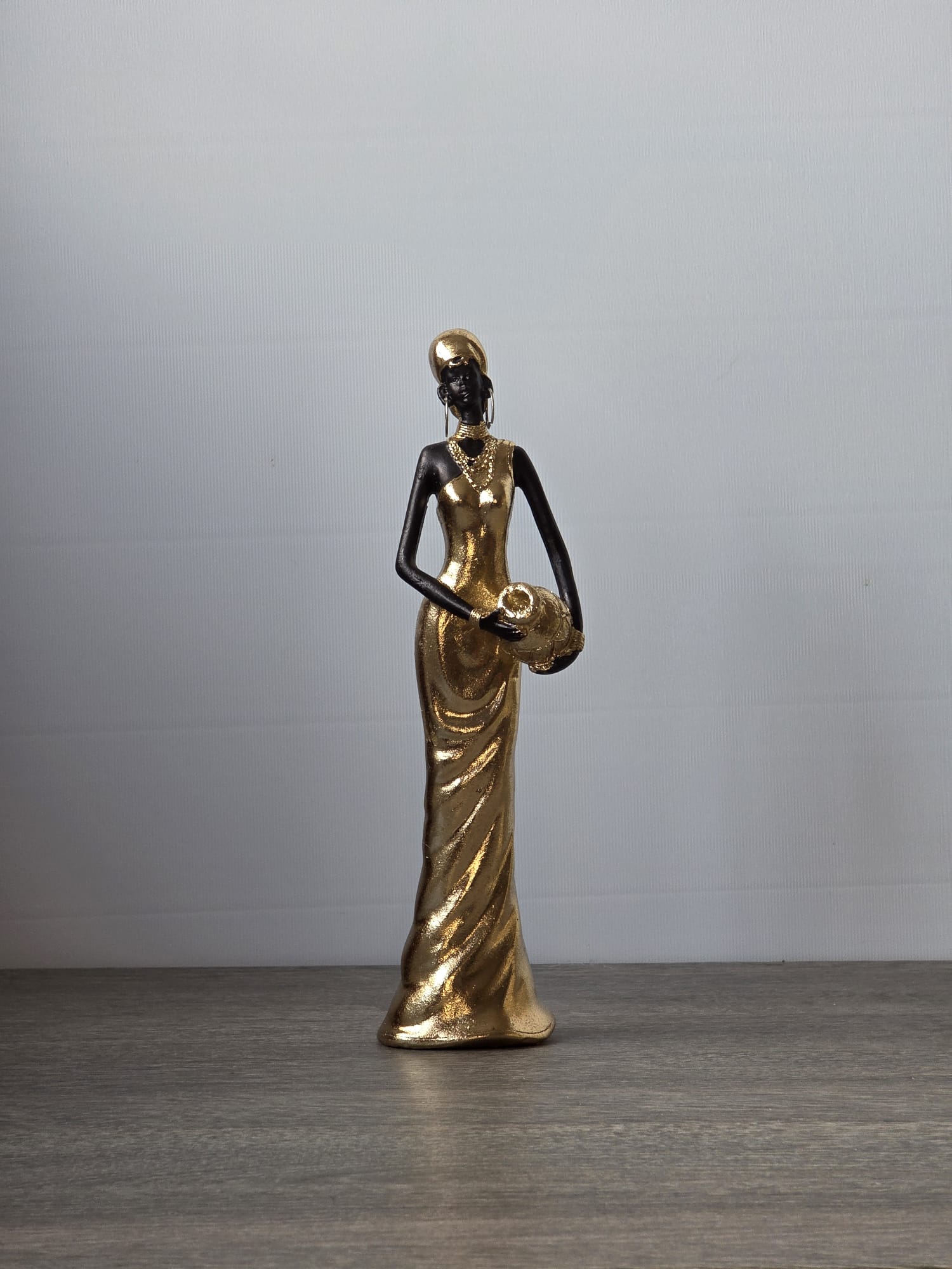 Afrikaanse vrouw goud gekleed kruik op heup ong 23cm 1 - Fleurig en Mooi