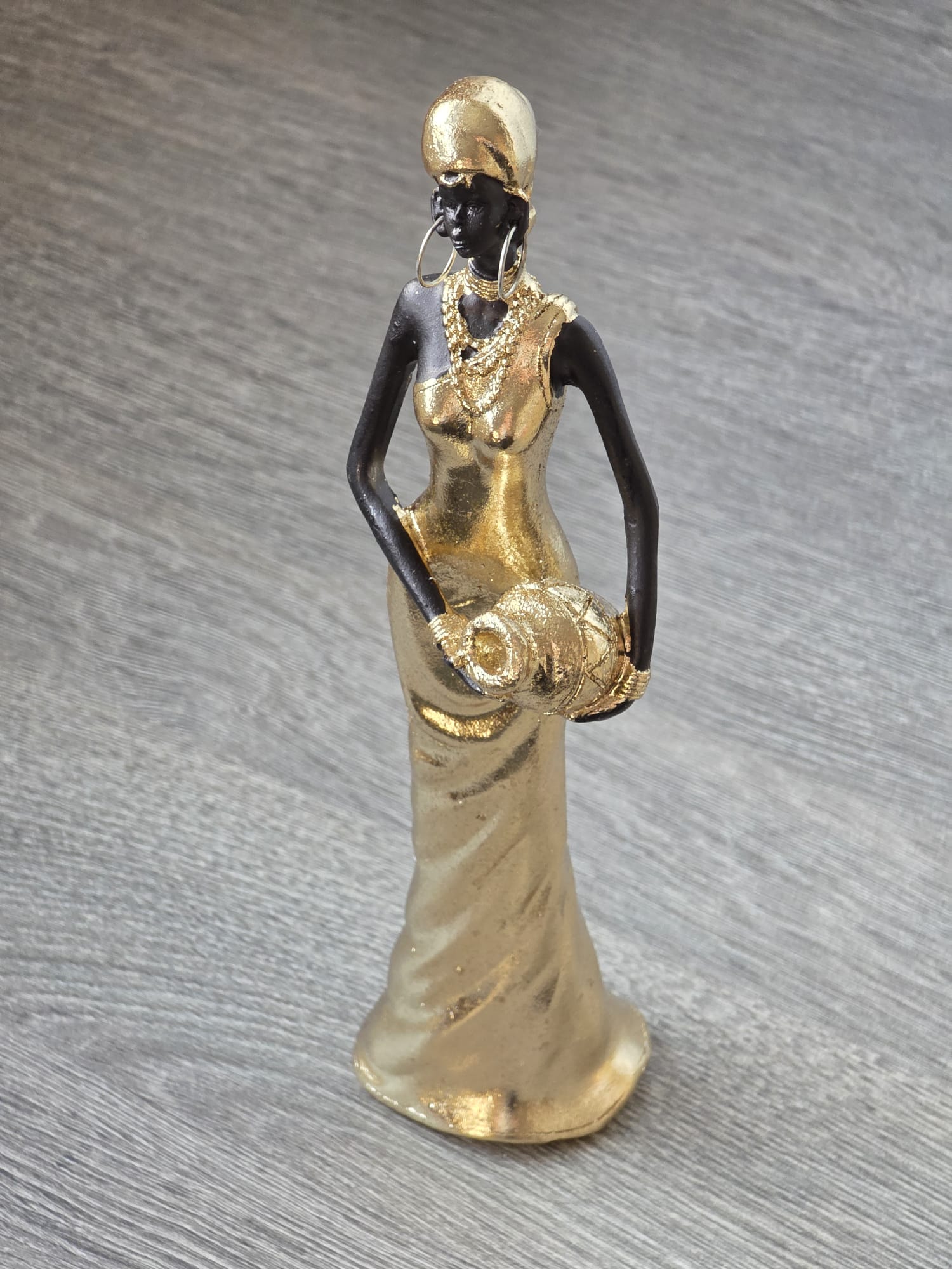 Afrikaanse vrouw goud gekleed kruik op heup ong 23cm - Fleurig en Mooi