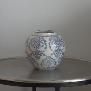 Elegante kleine ronde keramische vaas met blauwe opdruk