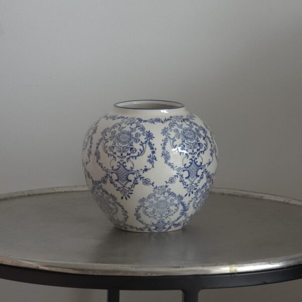 Elegante kleine ronde keramische vaas met blauwe opdruk