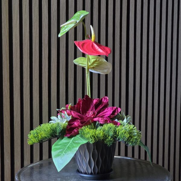 Luxe kerststuk met anthuriums in zwart-goud gemêleerde pot