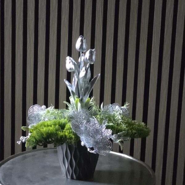 Luxe kerststuk Silver Tulp met zwarte en goud gemêleerde pot