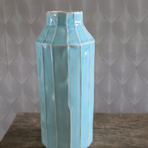 Turquoise keramieken vaas in Scandinavische stijl