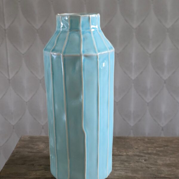 Turquoise keramieken vaas in Scandinavische stijl