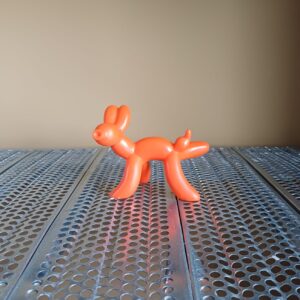 Vrolijk oranje ballonhondje