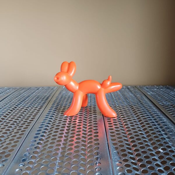 Vrolijk oranje ballonhondje