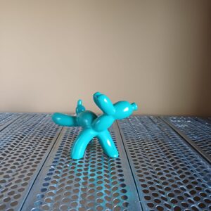 Vrolijk turquoise ballonhondje