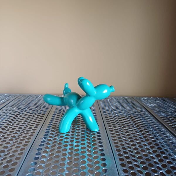 Vrolijk turquoise ballonhondje