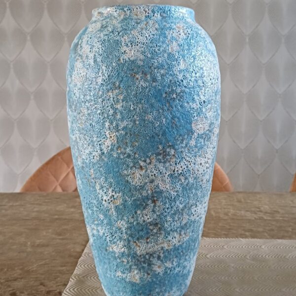 Keramische vaas in blauw en wit gemêleerd retro design