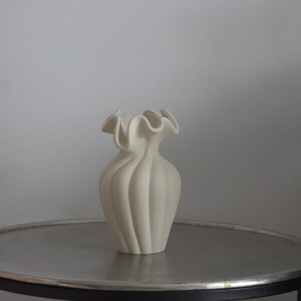 Luxe keramische vaas in beige met abstracte vorm