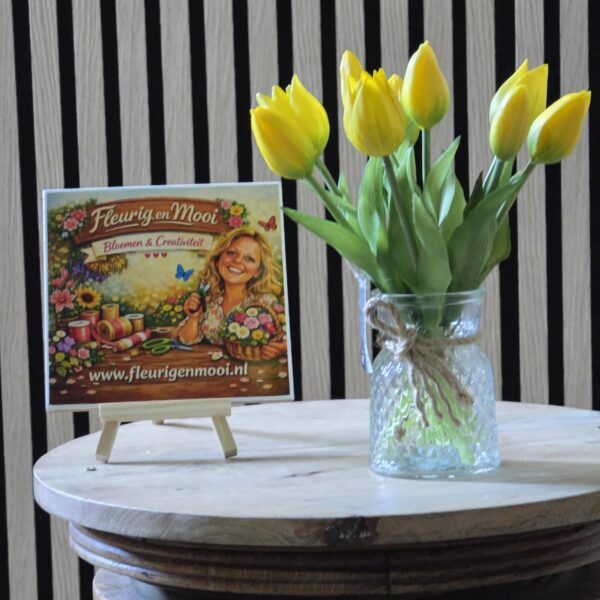 Gele tulpen boeket van Sally Original in een vaasje