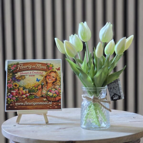 Witte tulpen boeket van Sally Original in een vaasje