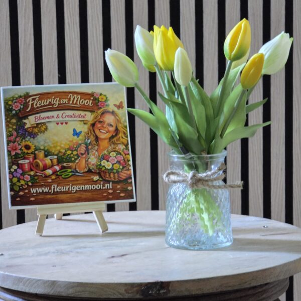Witte en gele tulpen boeket van Sally Original in een vaasje