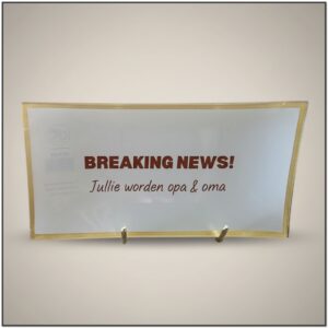 Glazen plate “Breaking News! Jullie worden opa & oma” met goud randje
