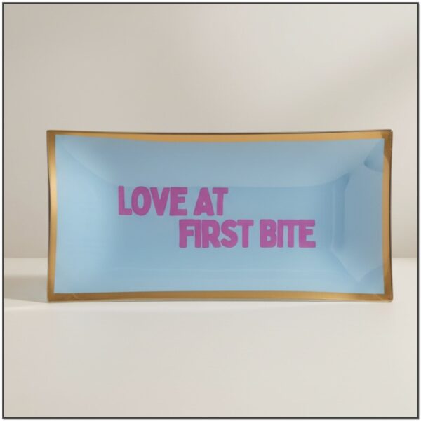 Glazen plate “Love at first bite” met goud randje en lichtblauwe kleur