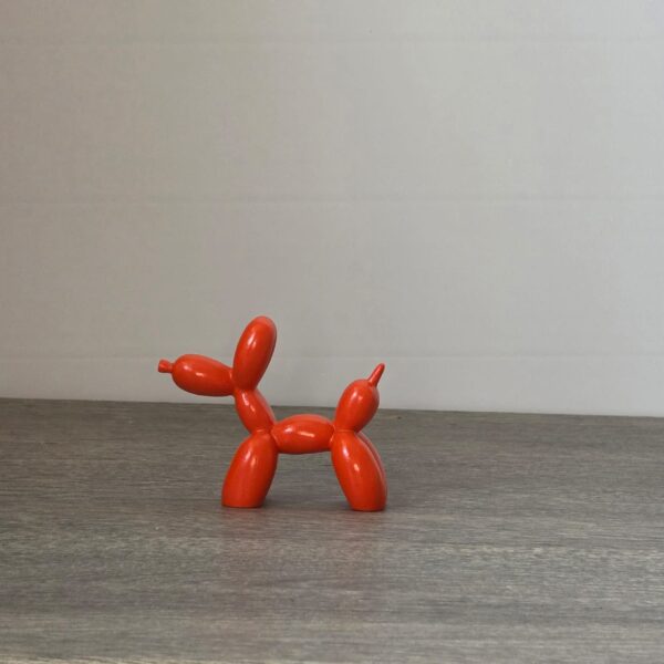 Staand oranje ballon hondje