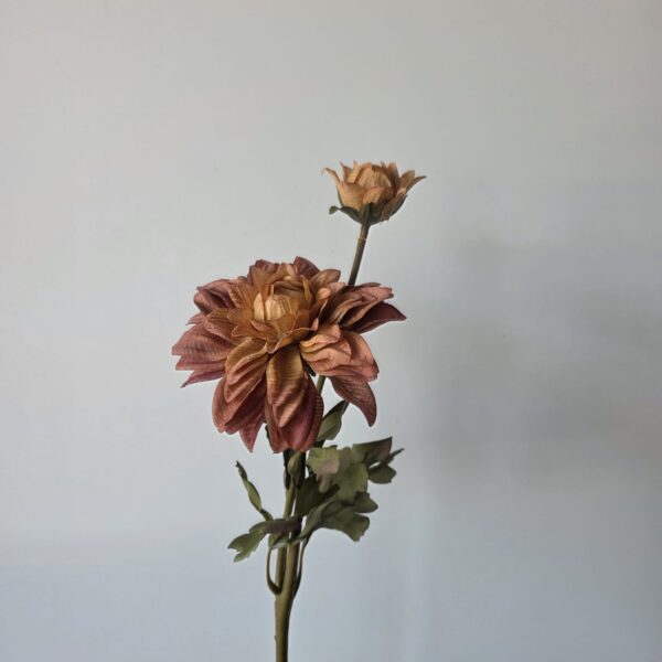 Dahlia roest bruin kunstbloem met knop – 54 cm